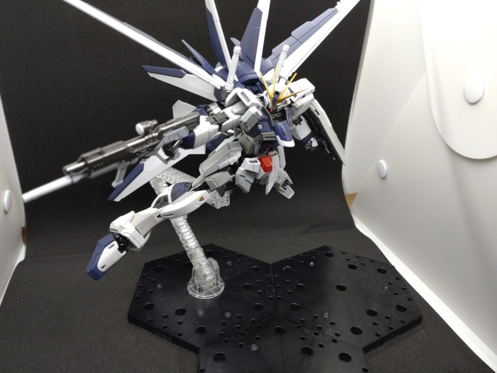 OPのタイトルバックポーズ。SEEDの機体はRGのサイズでもバックパックが大きくてポーズをとらせると迫力があって好きです