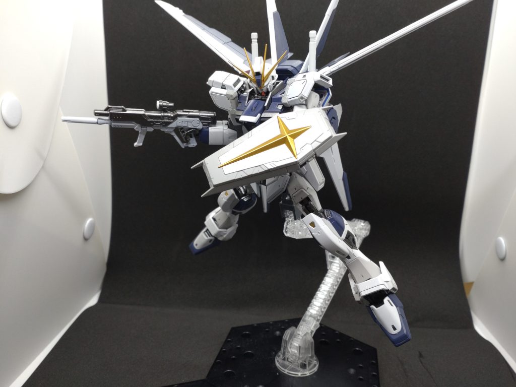 敵機の攻撃から防御しているのをイメージ。盾は展開していない状態の方が好きです