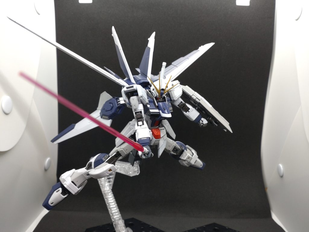 ビームサーベルで斬りかかるインパルス。実はサーベル持ち手のハンドパーツの塗装を忘れてしまいました(笑)。 