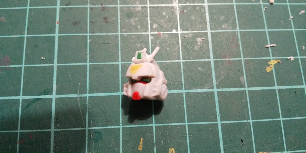 Vアンテナのないガンダムヘッド。Vアンテナを削り取り、ヒサシを裏側から笠間市してボリュームアップ。アンテナは1.6ｍｍと1ｍｍプラ棒の組み合わせ。強度が不安なので取り扱い注意です！