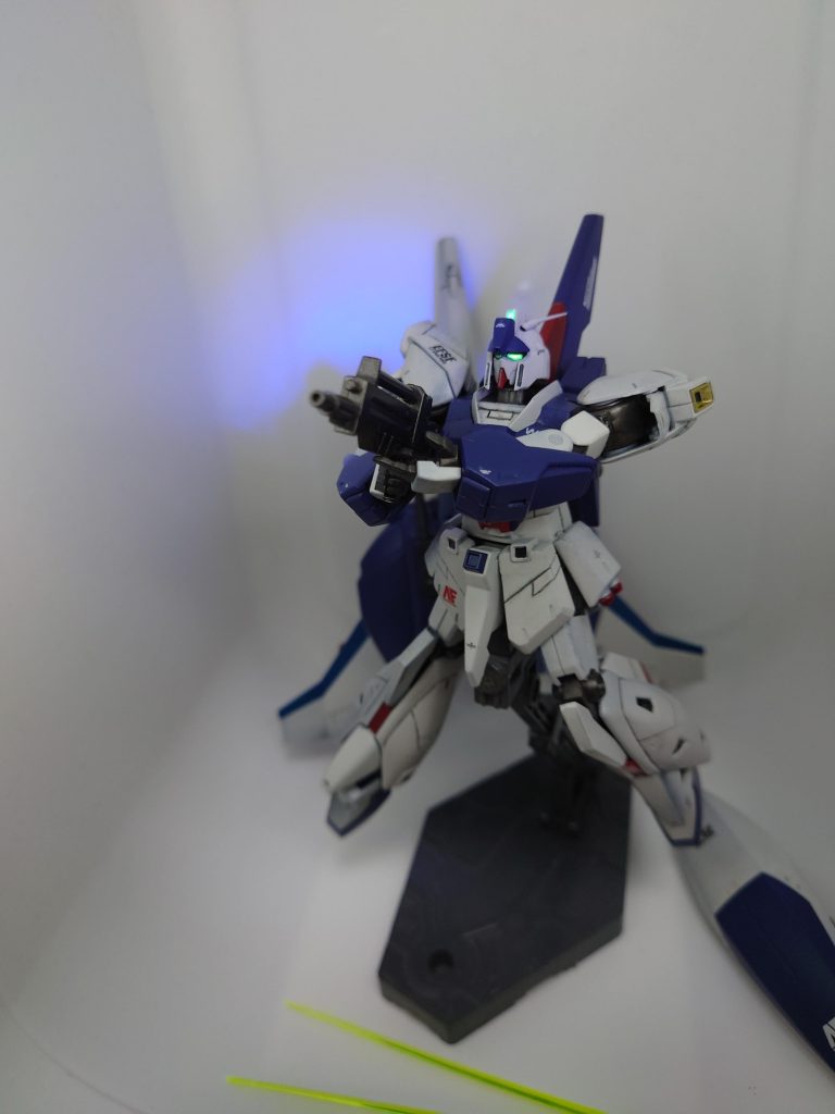 センサーは付属のホイルシールに蛍光塗料を塗布、ツインアイはガンマカシャンパンゴールドから蛍光塗料を塗装して各々UVライトで光ります♪