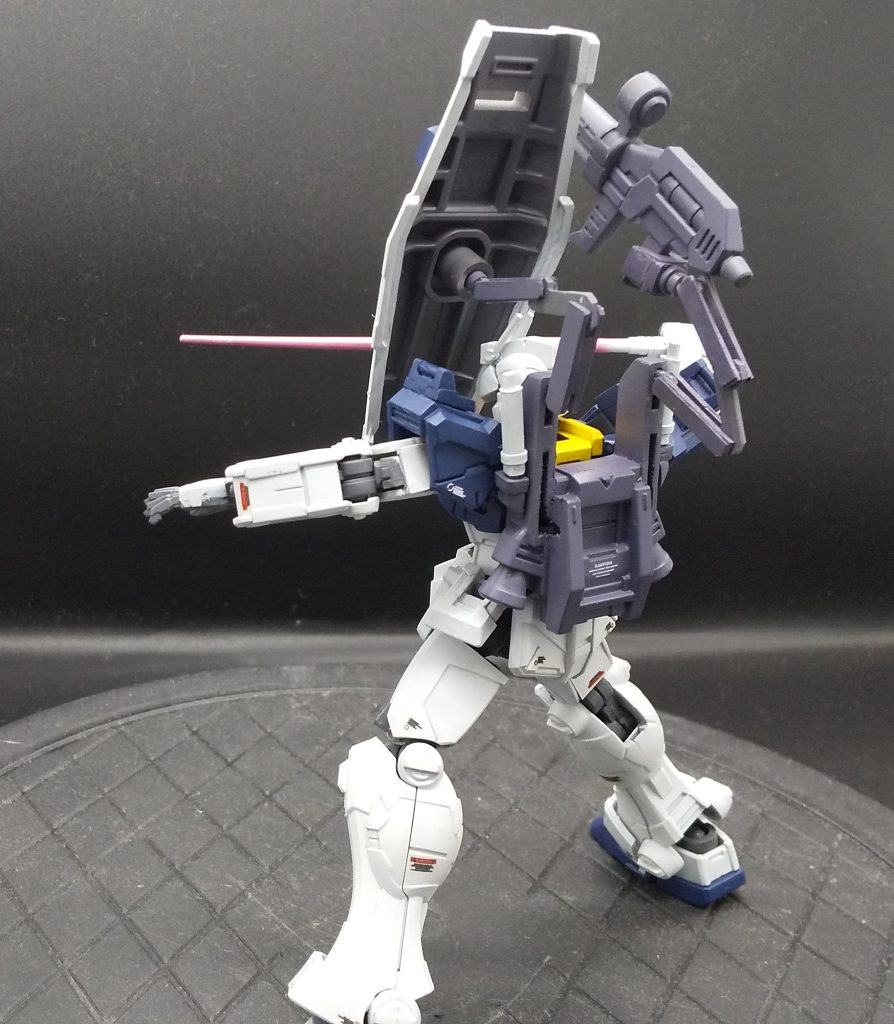 サブアームはどうしようかと思いましたが、Zガンダム以降では隠し腕って結構一般的みたいだし、確か漫画版の０８小隊で、サブアームでマガジンの交換を行う、って描写があったような気がしたので、再現してみました。一応、先端のハンドに挟めば武器の保持が可能のほか、ハンドを取り外せば基部は3ｍｍ棒なのでシールドを取り付けることも可能です。ただし、強度が不安なので取り扱い注意です！