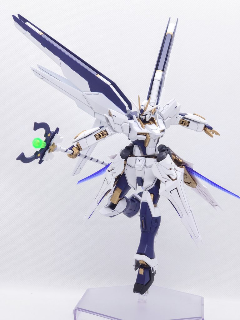 トラオムメイン武装先端からビームを撃てる他、ビーム刃を発振出来ます。