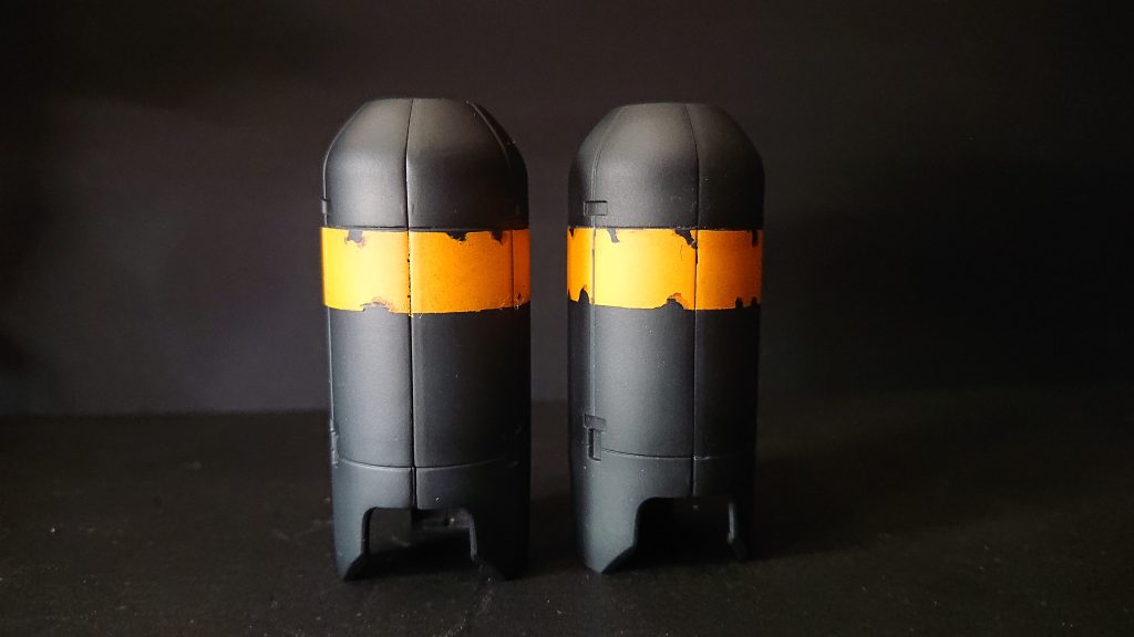 黒サフからミッドナイトブルーでグラデーションをかけて、オレンジの部分はマスキングしたところにマスキングゾルをちょんちょんと付けて剥がれた表現にしました。