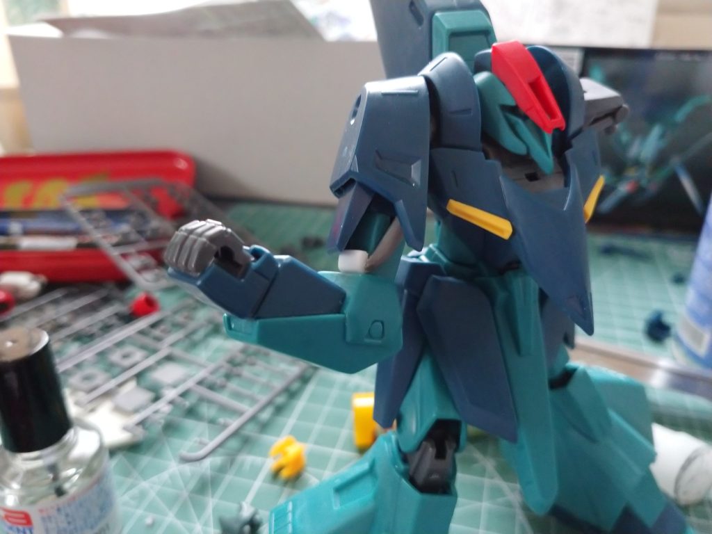 先ず、腕を曲げられるようにパーツを自作しています。