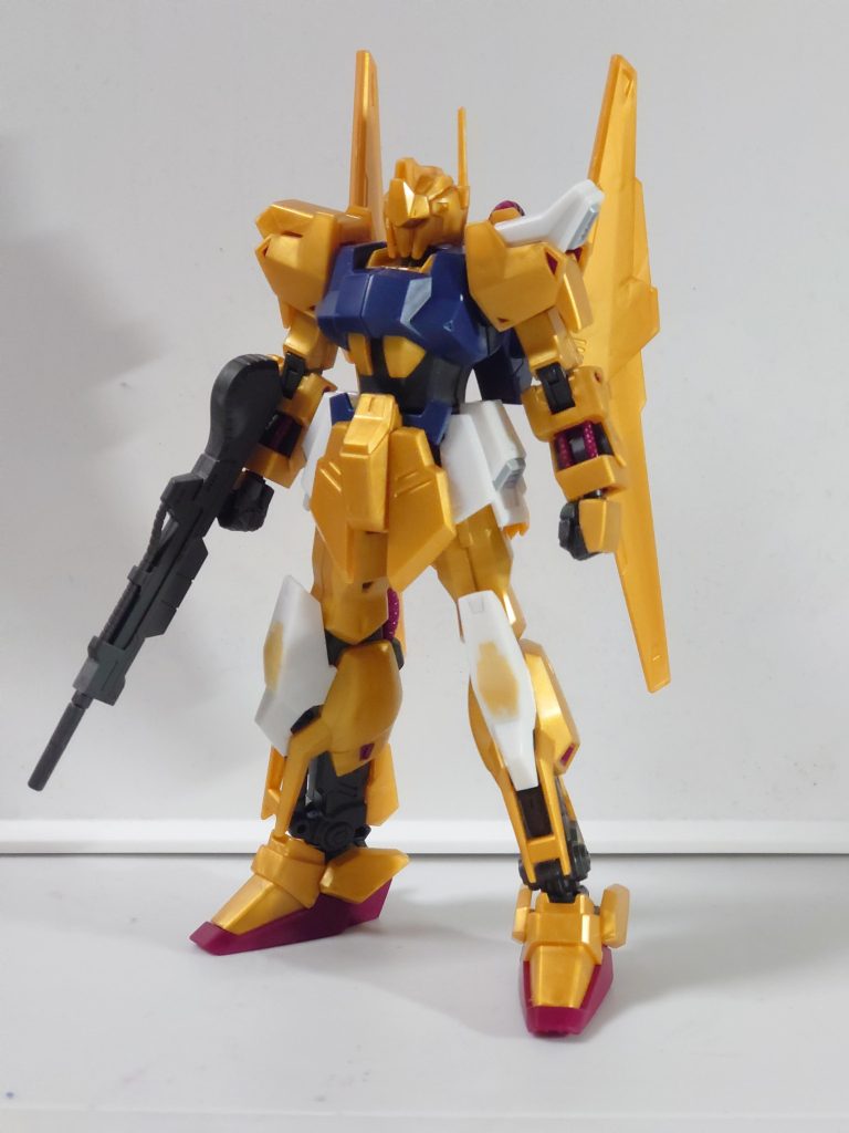 基本的に百式とルナゲイザーガンダムのミキシングです。大幅なシルエットの変更はしたくなかったので、サイドスカートは百式に合わせて小型化、ひざのモールドはパテで埋めています。