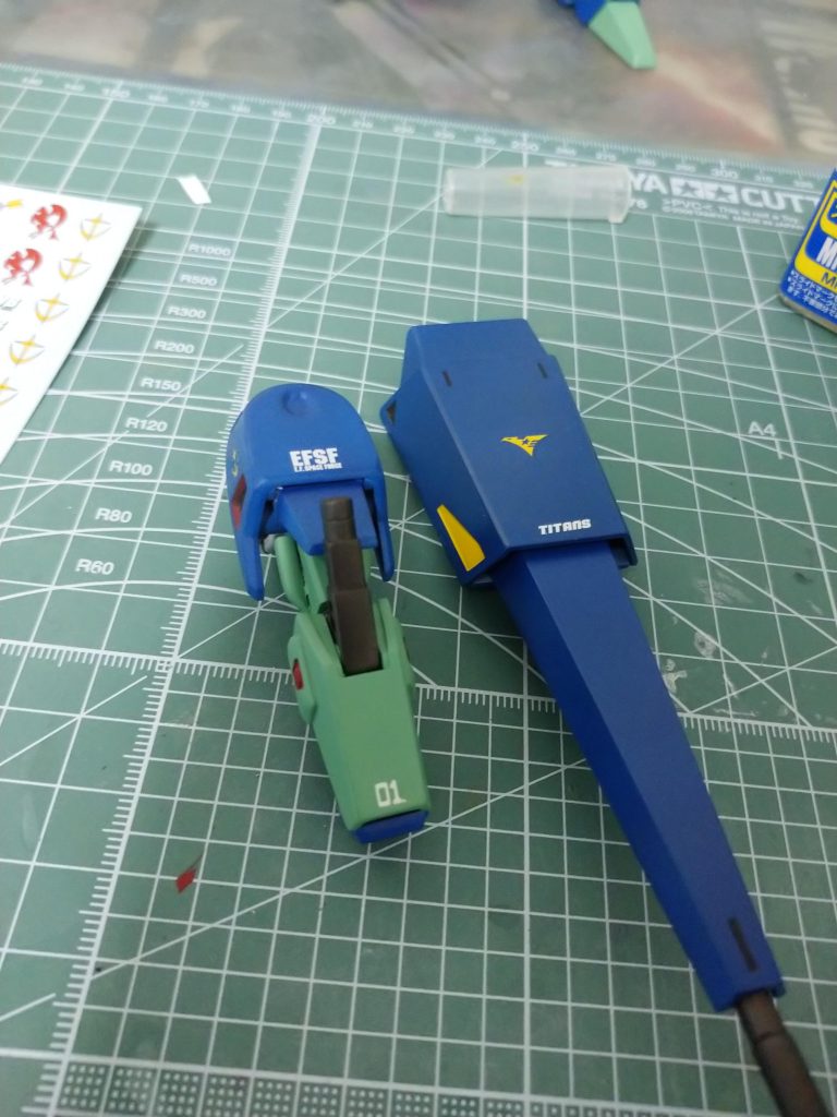 デカールも貼ってますね。