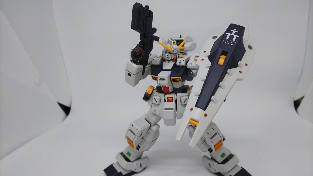 ライフルを構えて。