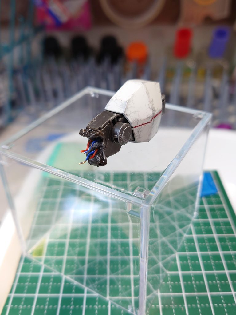 左大腿部拡大図。真鍮線は調色したファレホで塗装しています。この撮影後汚しているためほとんど見えなくなっていますが。