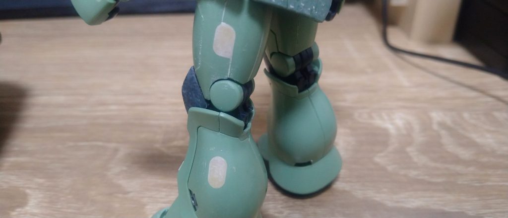 プラ板とパテを使い動力パイプの穴を塞いでます。