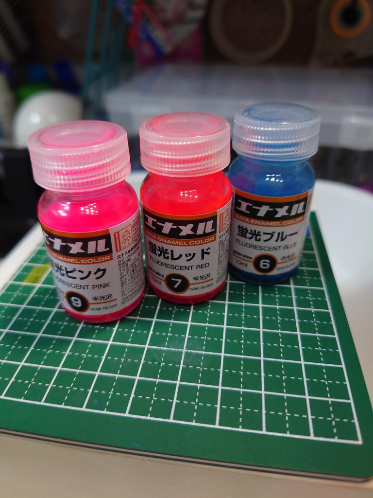 この三色で調色。ワインレッドにピンクが少し混じったような色を目指しました。