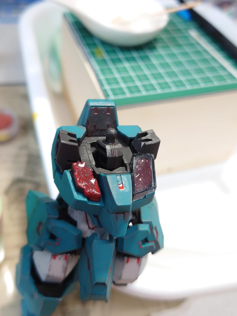 レジンまで塗布後。胸のレジン盛りすぎてクリアパーツはまらず焦りました。削ってスッキリはまったので良かったです。