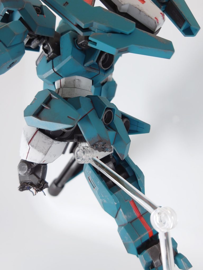 こちらもはんだごて使用。エアリアル改の大出力ビームによって半壊した左大腿部と腰アーマーです。露出した大腿部には、真鍮線を使用して情報量を上げている・・つもりです。