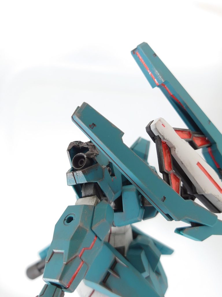 はんだごてに初挑戦し、溶解した左肩を表現してみました。エアリアル改のビームライフルを被弾した、という設定です。