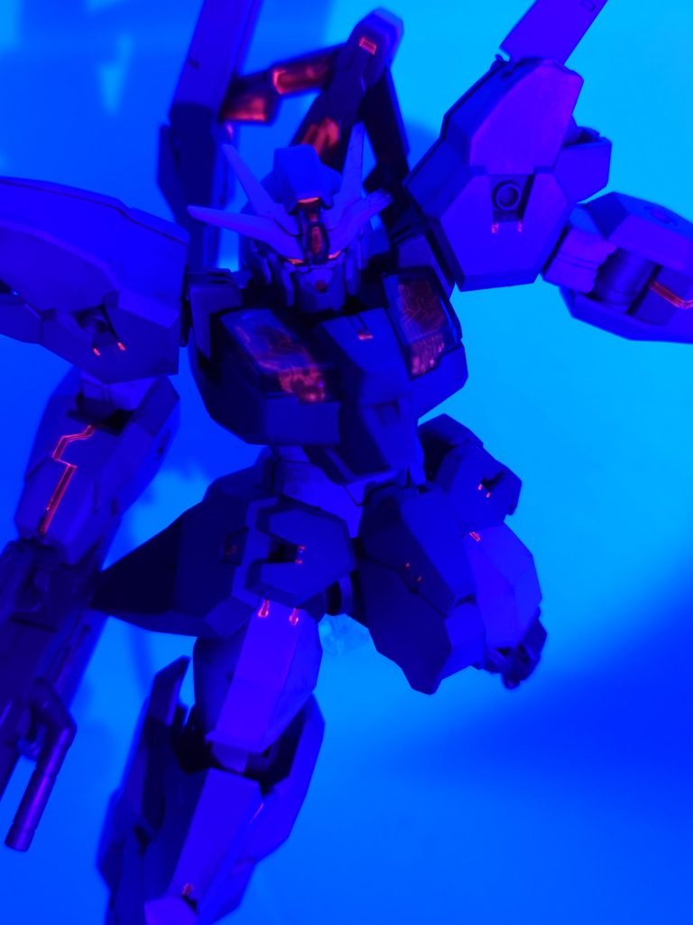 今回蛍光塗料にも初挑戦しました。メタリックレッド→調色した蛍光塗料→キラキラ粉末混ぜたレジン、という工程です。他の艶消し部分とハッキリ差をつけたくて、ツヤツヤキラキラを目指しました。