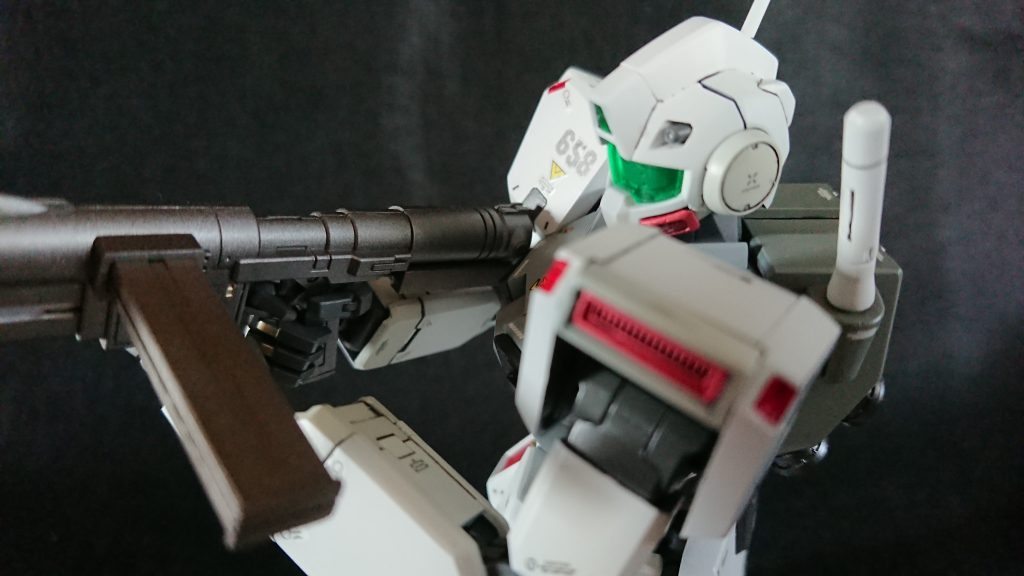 ライフルの塗装はガイアカラーのサフを吹いただけです。