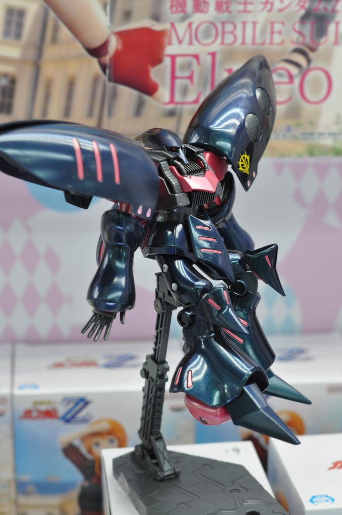 プレバンのエルピー・プル専用キュベレイMk-2をベースに、表面処理をしっかりしたうえでプリズムブルーブラックで塗りました。隠し味としてネイル用のパウダーを混ぜたので、ハイライト部分に緑色っぽい変化が出たのではないかと思います。