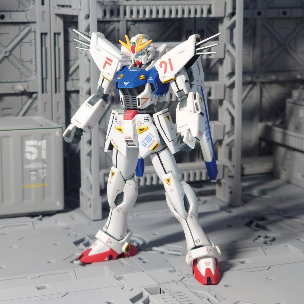 墨入れとバーニア部分をマーカーで塗装しました。黄色の部分は近くで見ると雑すぎて(笑)