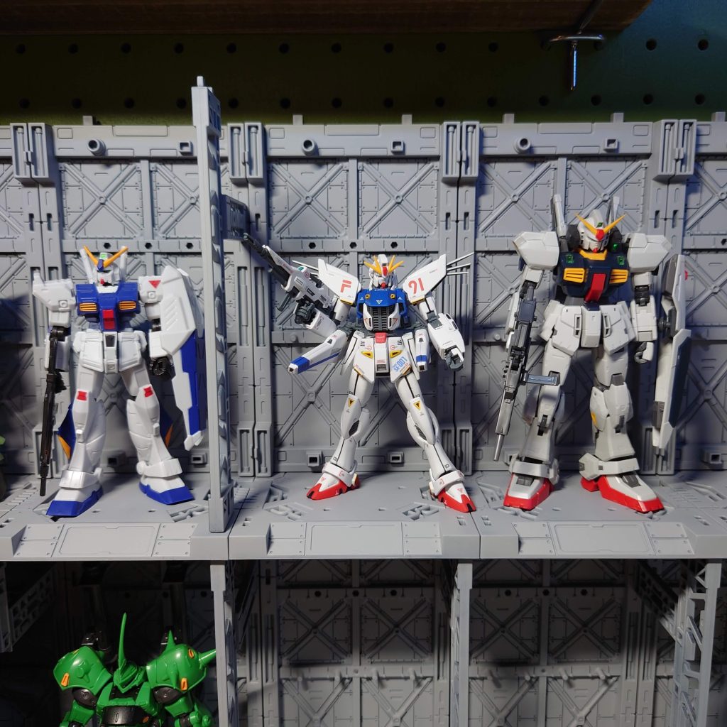 相変わらず小さいF91。右がRGマークⅡ、左はGフレームのアレックス。オッサンにはパーツが小さすぎてキツかった(笑)マークⅡは素組だからそのうち加工しよう。主題歌「ETERNAL WIND～微笑みは光る風の中～」はマジで神曲。