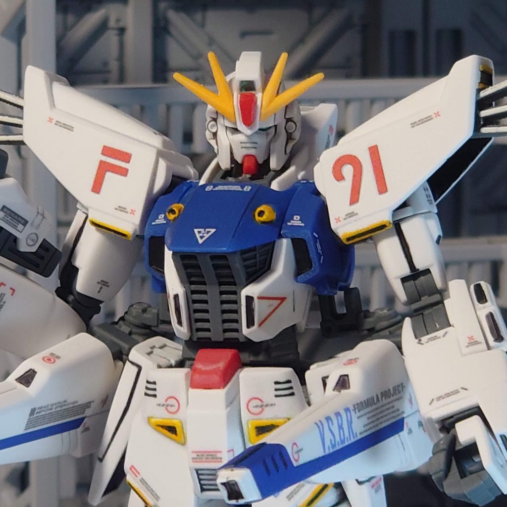 胸部バルカンもマーカーで塗りましたがマスキングが上手く行かずに残念な仕上がり。ところどころトップコート吹きすぎて白化してる箇所あり。