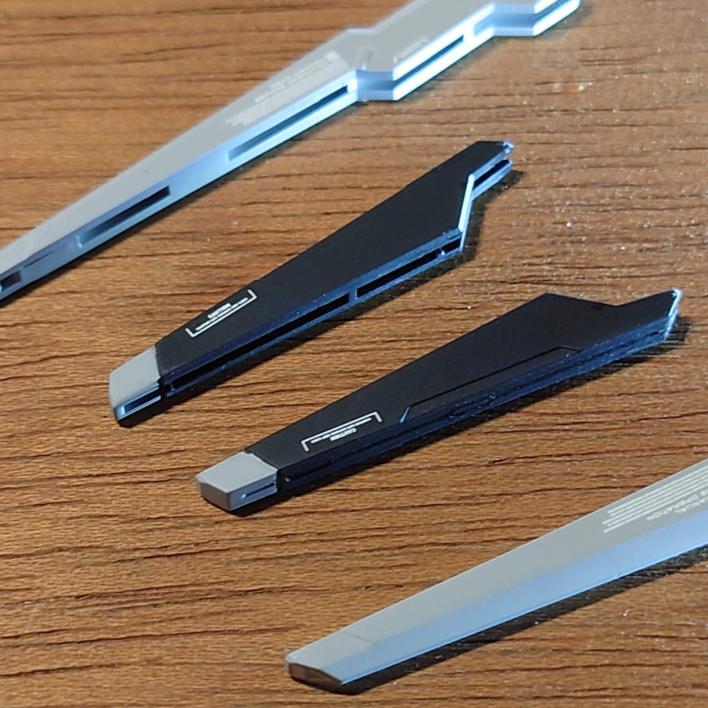 ビットオンフォーム時に黒いパーツの突起が気になったので切り取ってネオジム磁石を埋め込みました。凹側の溝も磁石を埋め込んで蓋をしてます。