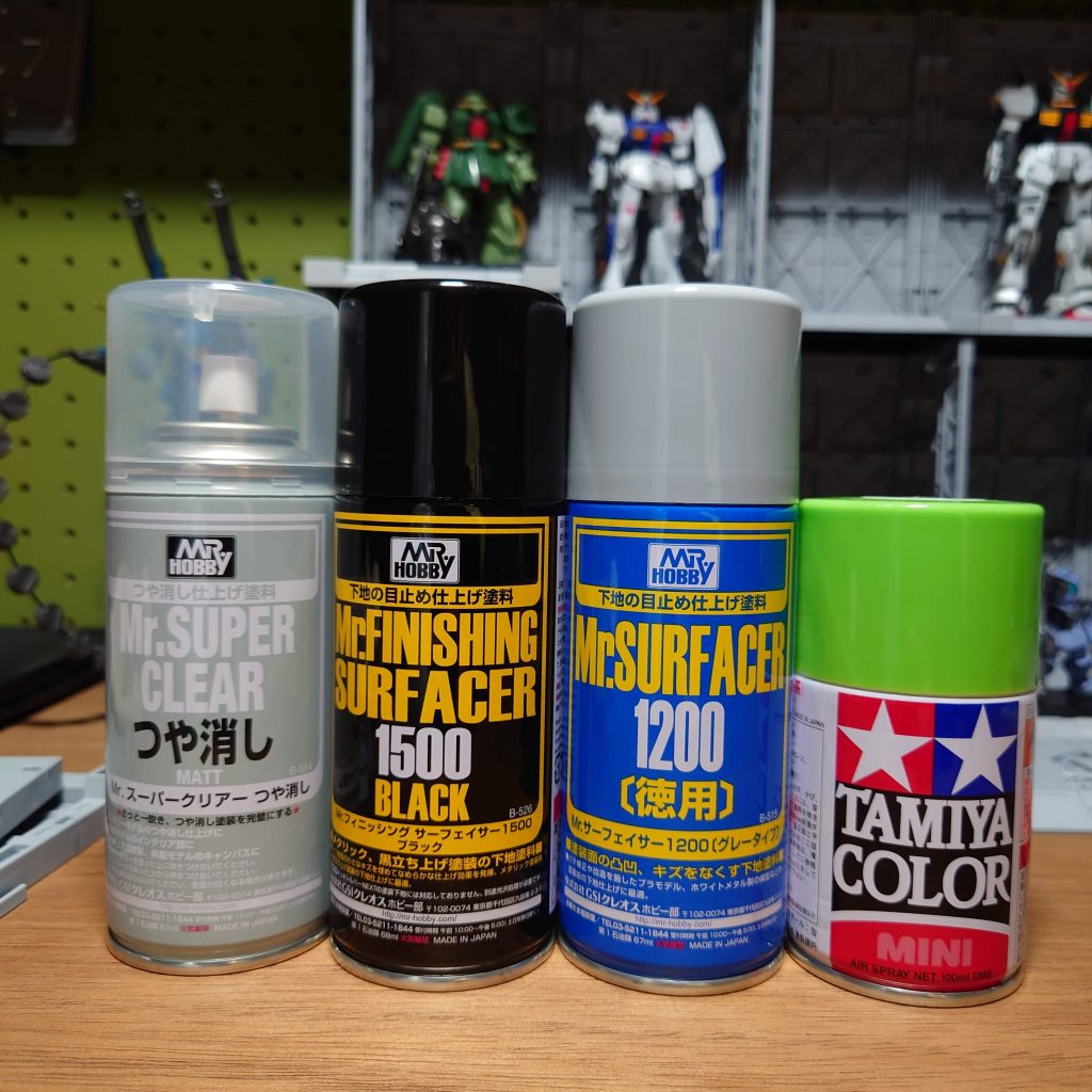 今回使用した色アクセントの緑はTAMIYAカラーのライトグリーン。フレームは黒サフ、塗り分けのグレーはこれもサフのみ。仕上げにデカール貼って艶消しトップコートです。あとは流し込みタイプの墨入れとガンダムマーカーを少々。