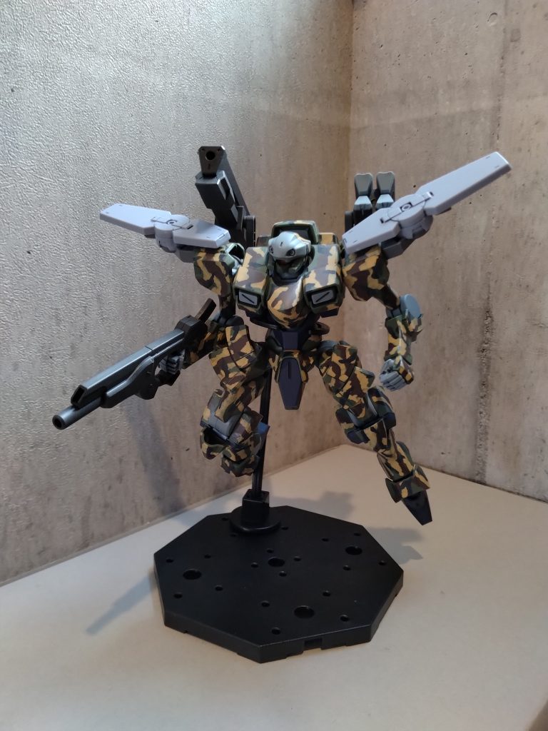 肩周りに、グレイズ(鉄血)の余りパーツがぴったりフィットしたので、装着してみました。