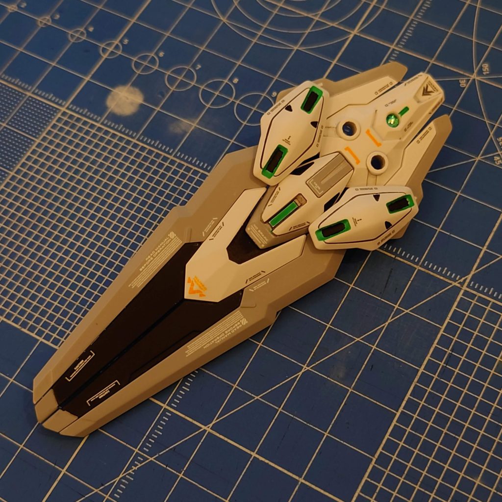 エスカッシャンもグレー・黒・白に緑のアクセント。腰に装着するビットの穴にはハイキューパーツのVCドーム3のグリーンM 3.0mmがキレイにハマりました。同じパーツの2.5mmを胸部の穴にも嵌め込んでます。