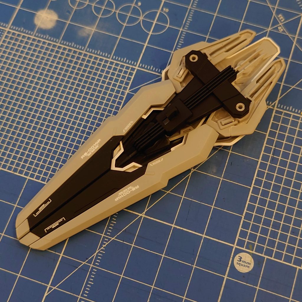 エスカッシャンの裏もマスキングしてサフ→トップコートで。