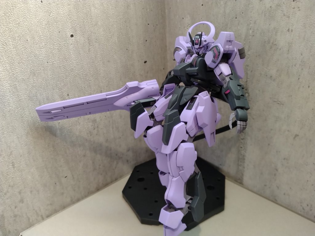 ガーディアン・シース形態①箱絵のポーズです。 大剣を持っているかのようで、かっこ良いです。