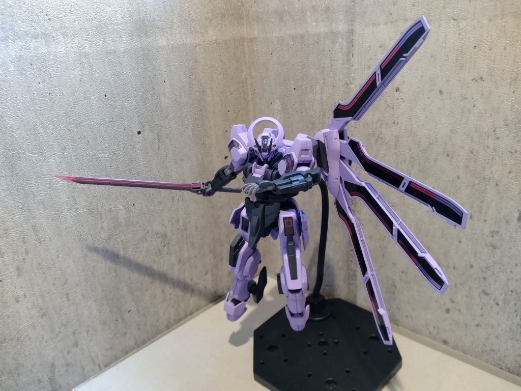 ガーディアン・マリオネット形態②ビームブレイドで斬りかかるシュバルゼッテ。