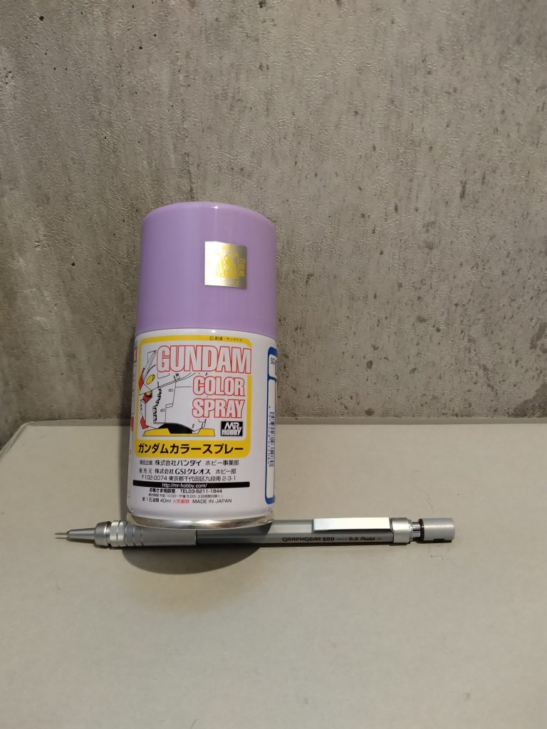 ガンダムカラースプレーのMSパープルを使用、1.5缶消費しました。(塗装面を考えて塗れば、1缶で足りたと思います、、反省)また、塗装後にシャーペン(0.3)でスミ入れしました。