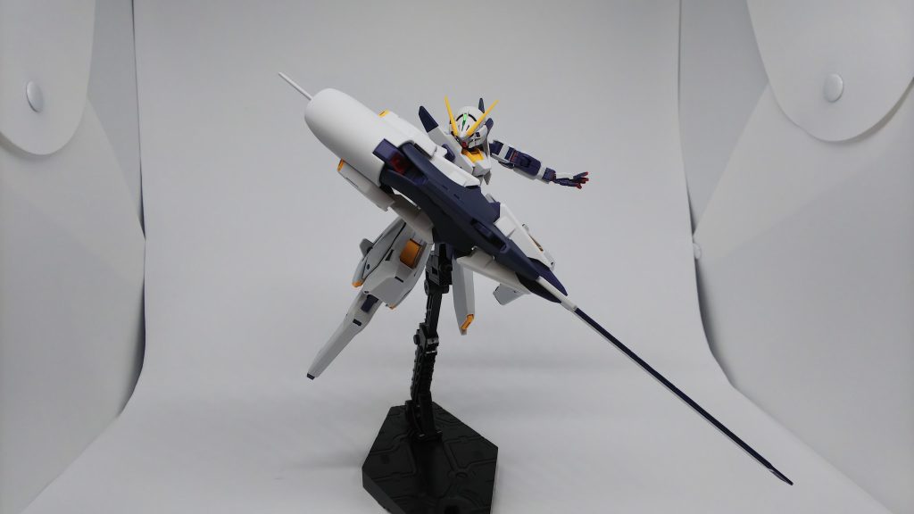 コンポジット·シールドブースターを構えて。本体に対してかなり大きい武装です。