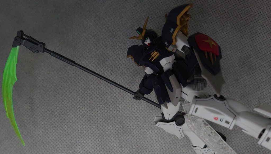 暗闇に潜むイメージで撮影しました。闇の中で光る鎌が堪らないですよね。