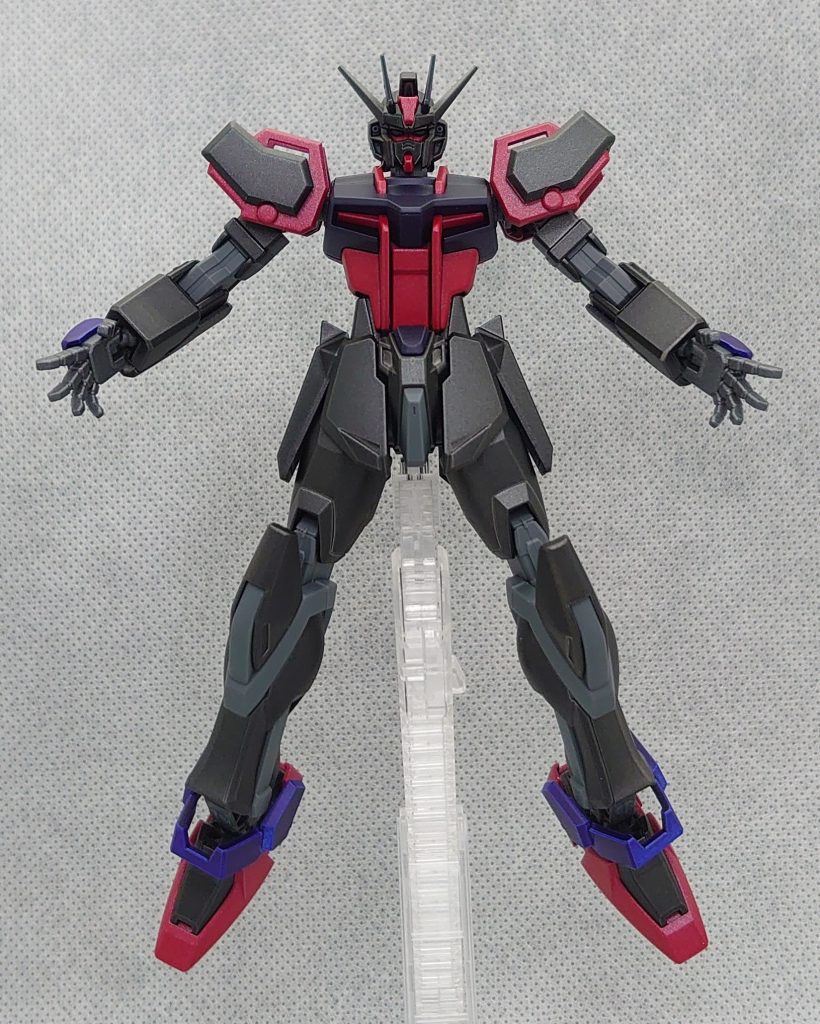 アンテナのシャープ化、色変え塗装、トップコート仕上げです。後先考えないお気楽製作です。平手は在庫のジャンクパーツから拾ってきました。このキットについていたバズーカはいずれ使いますw