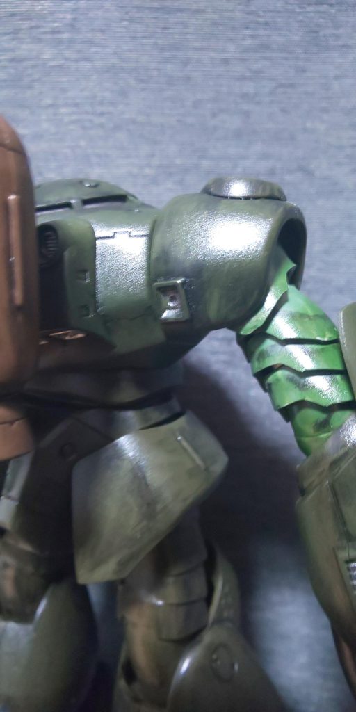 汚れ感出したかったのでガンダムマーカーの拭き取りタイプのふでペンで塗っちゃ拭き塗っちゃ拭き。ウェザリングとか覚えろよとか思う。