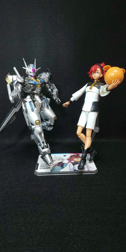 てことで、スレッタとシンメトリーポーズ！おかしい！撮影時にはスレッタこっち向いてたのにwそれではー。したらな！