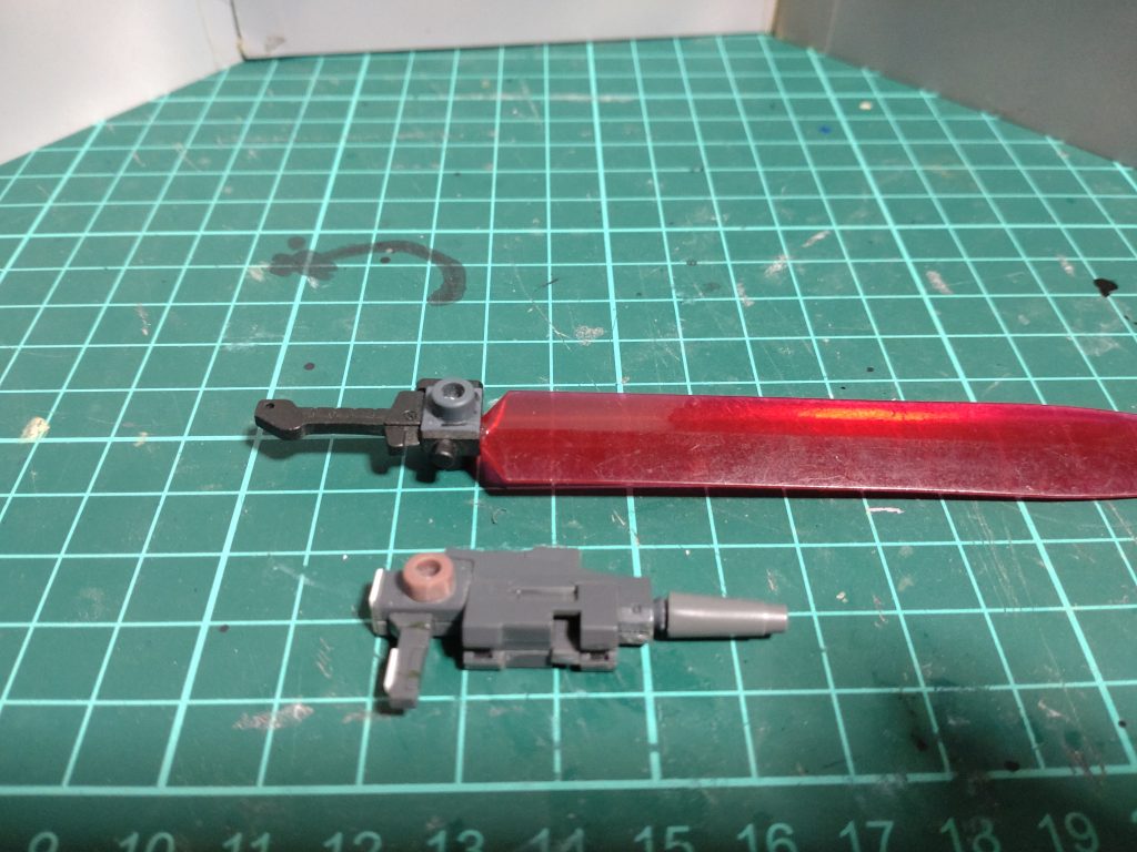 武器には両足のピンにマウントできるように軸受けを作ってます。素材は30MMの物を輪切りにして接着してます。