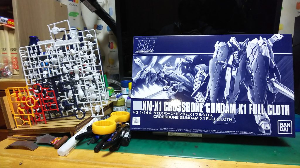 ボックスとランナー。一般のクロスボーンガンダムX1も組みましたが、パーツがかなり増えてます。