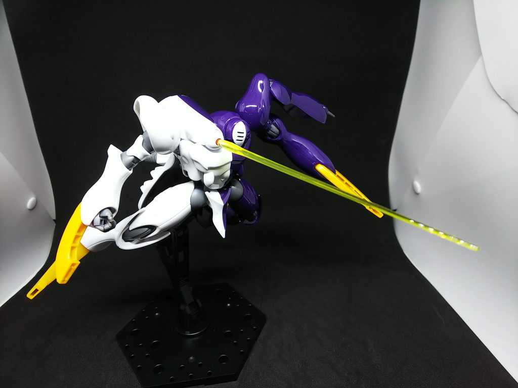 顔面の隣にある「穴」からビーム。射撃すら普通に出来んのかコイツは。