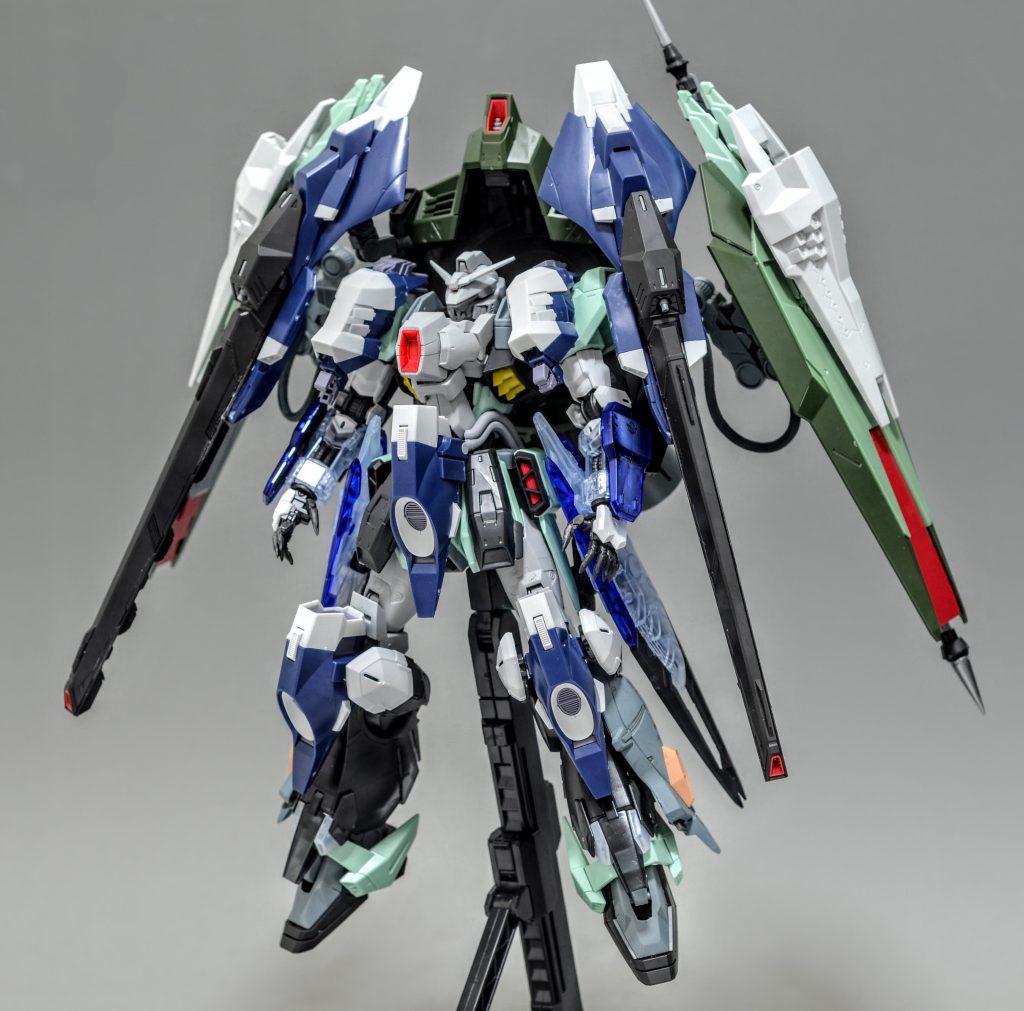 ほぼ最終的なミキシング状態です。腹部はバルバトスの物を移植して全長を伸ばしました。胸部増加装甲は変形の妨げにならないようにかつ、全体のデザインから乖離しないような形状にするためかなり練りました。