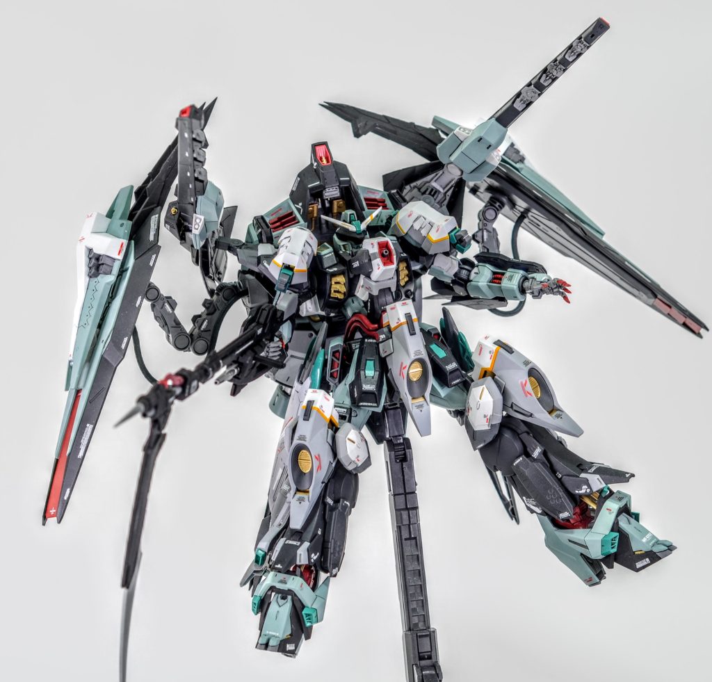 レールガン「エクツァーン改」は基部にシールドブースターを増設した改修型。