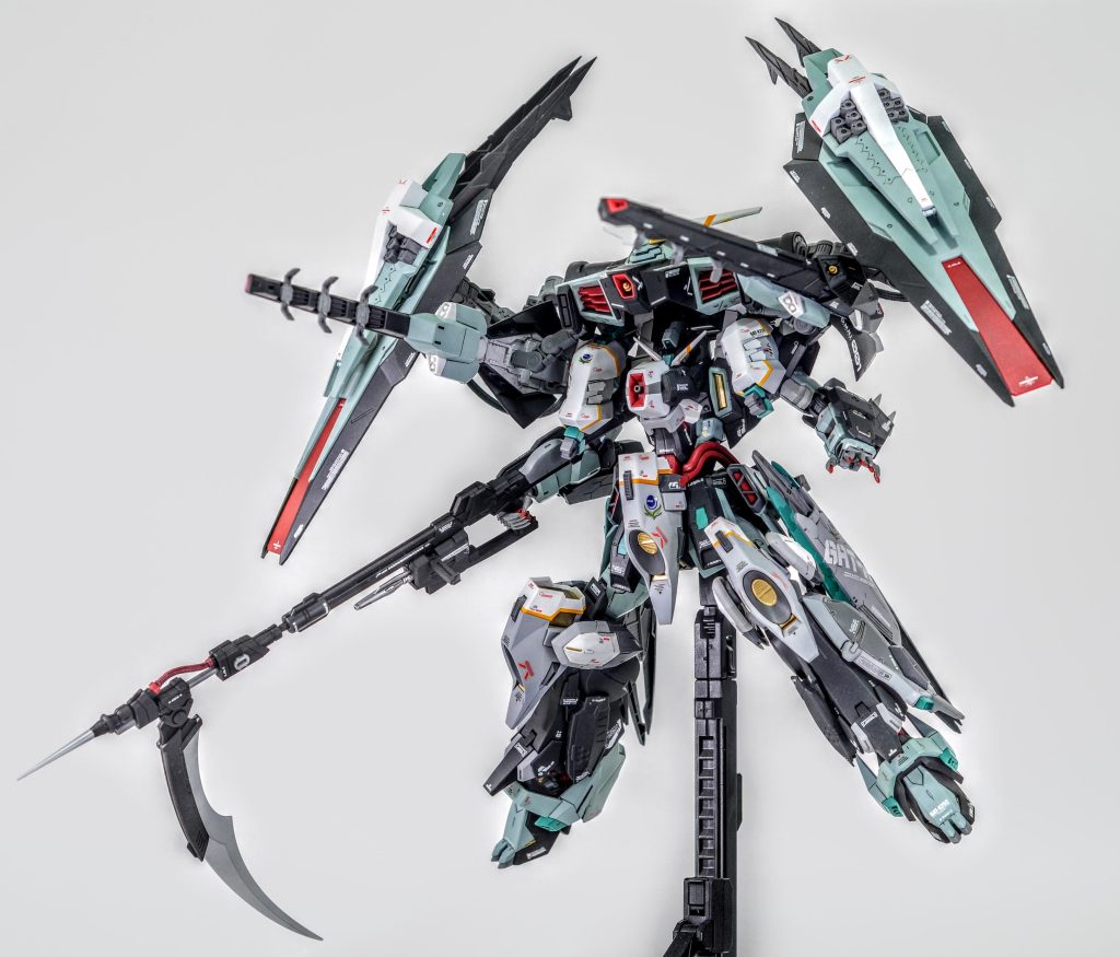 強襲形態。胸部の増加装甲は強襲形態への移行を妨げない配置となっている。ビーム砲も上下二門になり同方向に偏向可能の設定。