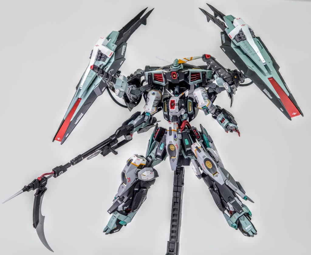 胸部増加装甲に装備した580mm複列位相エネルギー砲「スキュラⅡ」やゲシュマイディッヒ・パンツァーに増設した多重ビーム砲塔などアビスガンダムを意識した武装構成となっている。