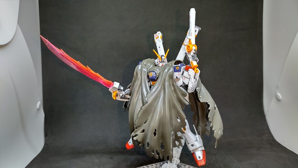 ABCマント。クロスボーンガンダムX1と言えば、やはりこのマントが印象的でした。ビームを防ぐと言うことで、敢えて半ツヤのトップコートにしてみたのですが、どうか。