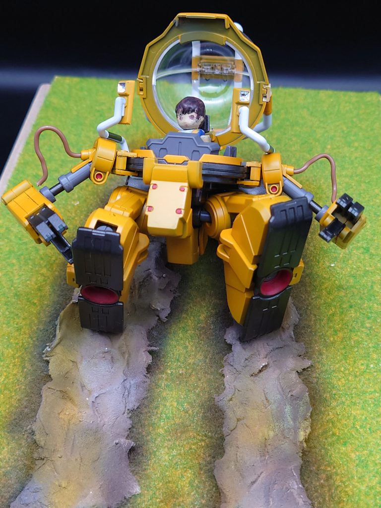 残念ながら、このキットには、バナージリンクスのフィギュア付いてないので、トミカのフィギュアをバナージに塗り替えてみました（笑）