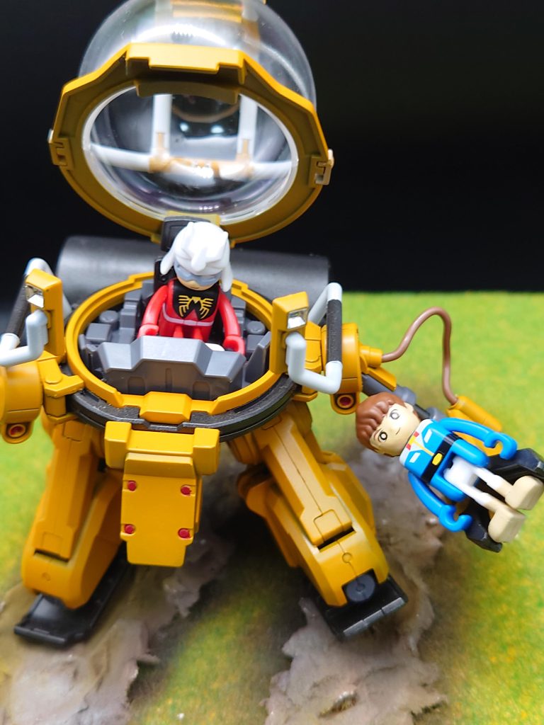 アムロを掴んで運ぶ、大佐（笑）