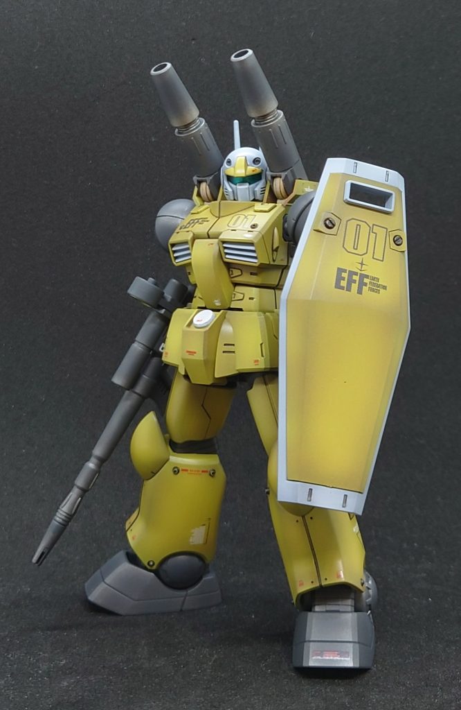 前面から。シールド構えると左腕の位置がどうしてもカッコ悪いですよねぇ。