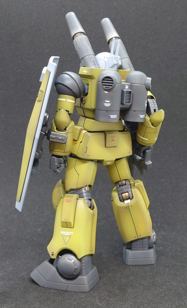 背面から。足の面が広いから何かしないとさみしく感じますね!