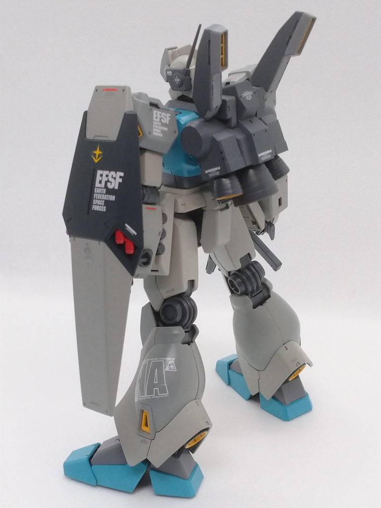 グレー地で発色するか不安でしたがデカールは白に統一するのが正解だったようです。大きいテイルコードは分割して貼れば良かったですね…